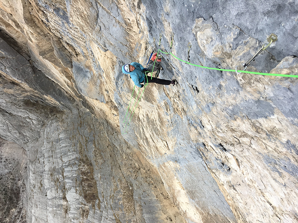 Kletterin in der Wand des Monte Brento im Sarcatal