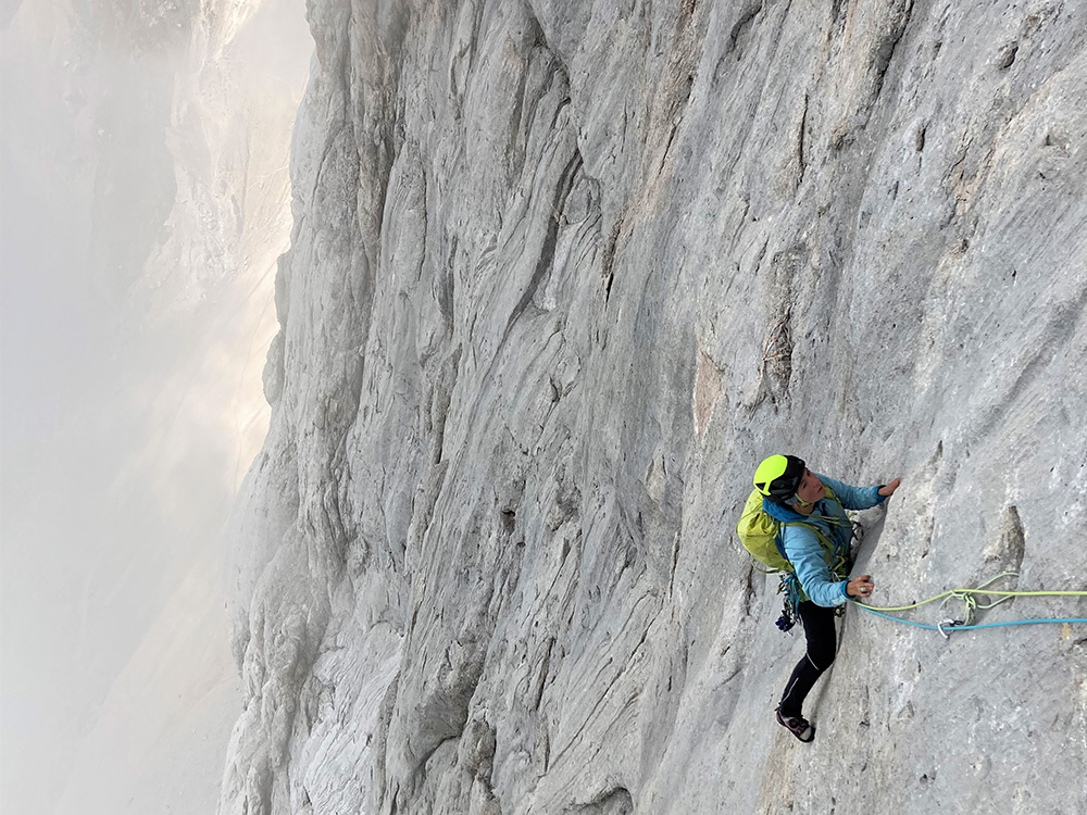 Kletterin an der Vinatzer-Messner-Route der Marmolada Südwand im Nachstieg
