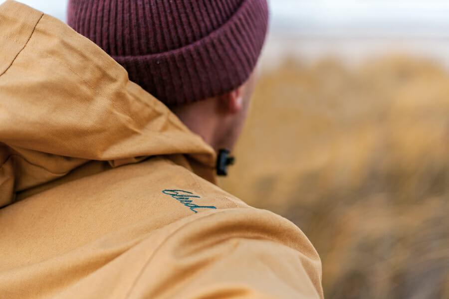 Mann von hinten mit bleed Jacke