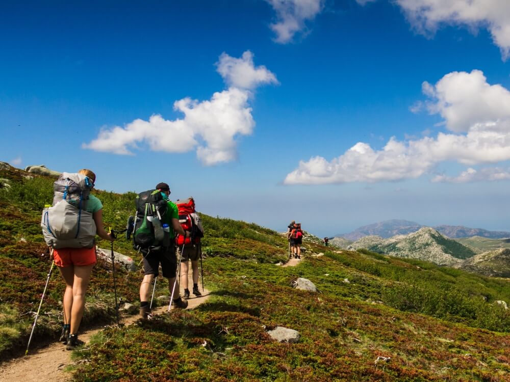 Gruppe wandert Pfad entlang