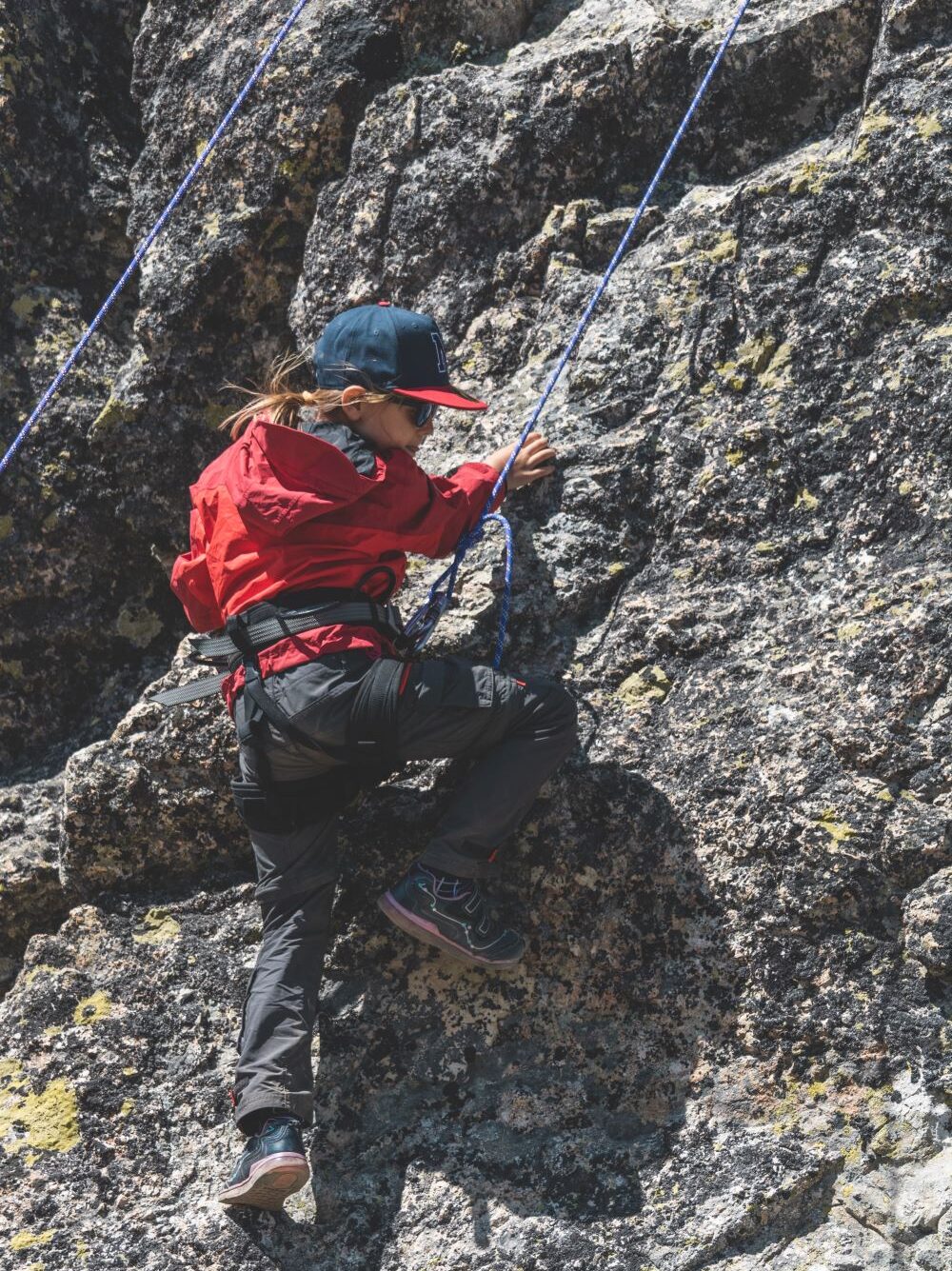 Mädchen klettert am Fels