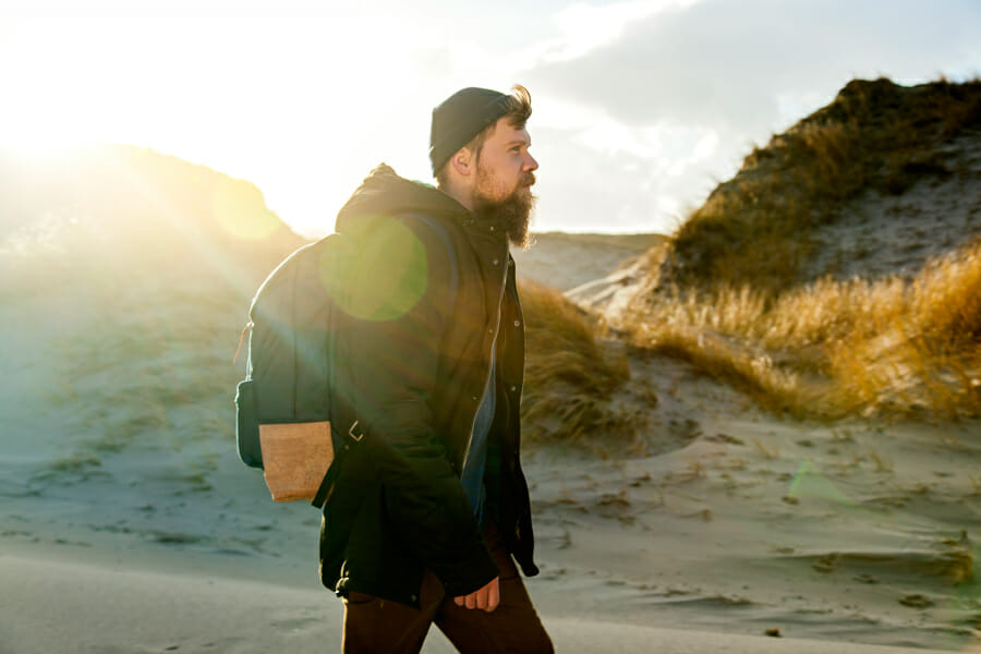 Mann mit Outdoor-Klamotten in der Natur