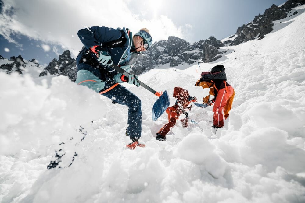 Personen mit Ortovox-Ausrüstung im Schnee