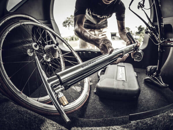 Fahrrad-Pumpe im Auto