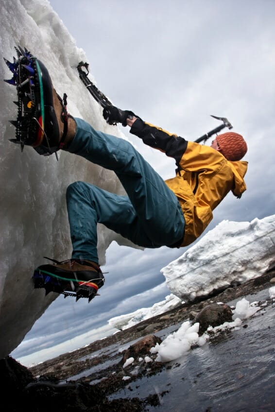 Mann bouldert an einem Eisberg.