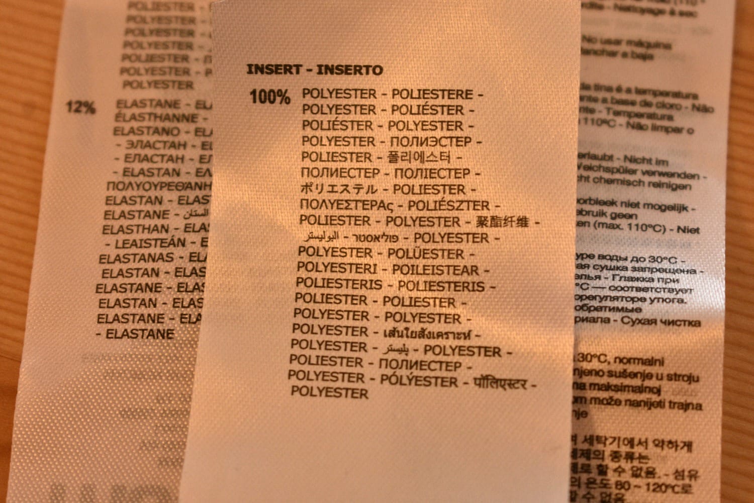 Materialetikett mit 100% Polyester