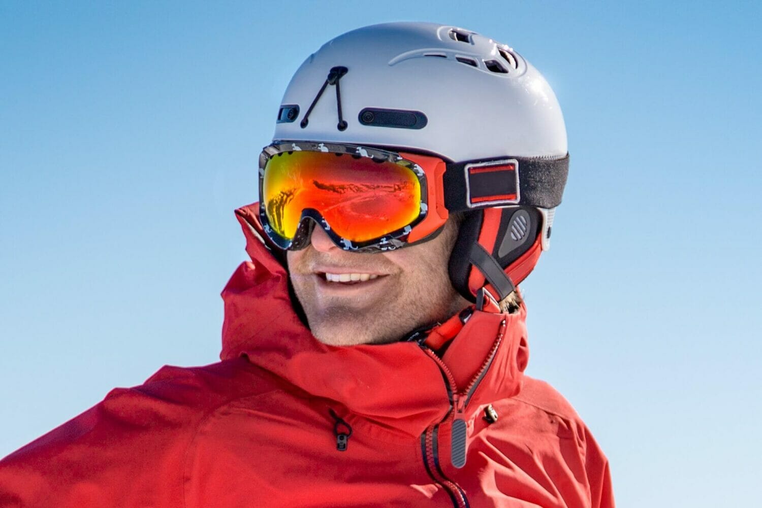 Person mit aifgezogener Skibrille