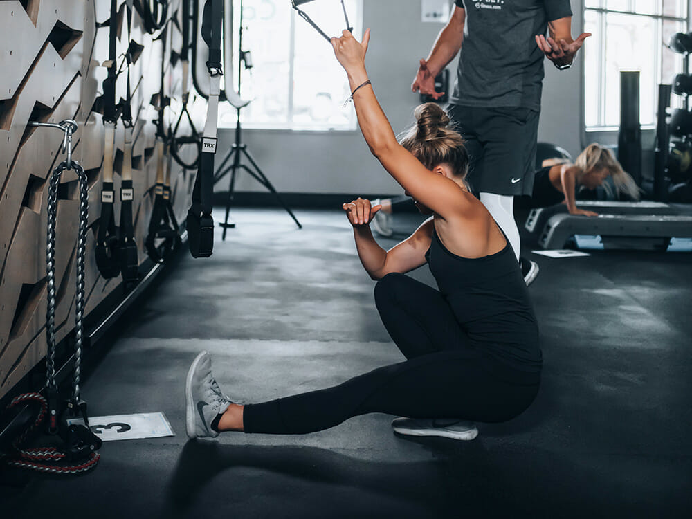 Sportlerin trainiert ihre Balance im Fitnessraum