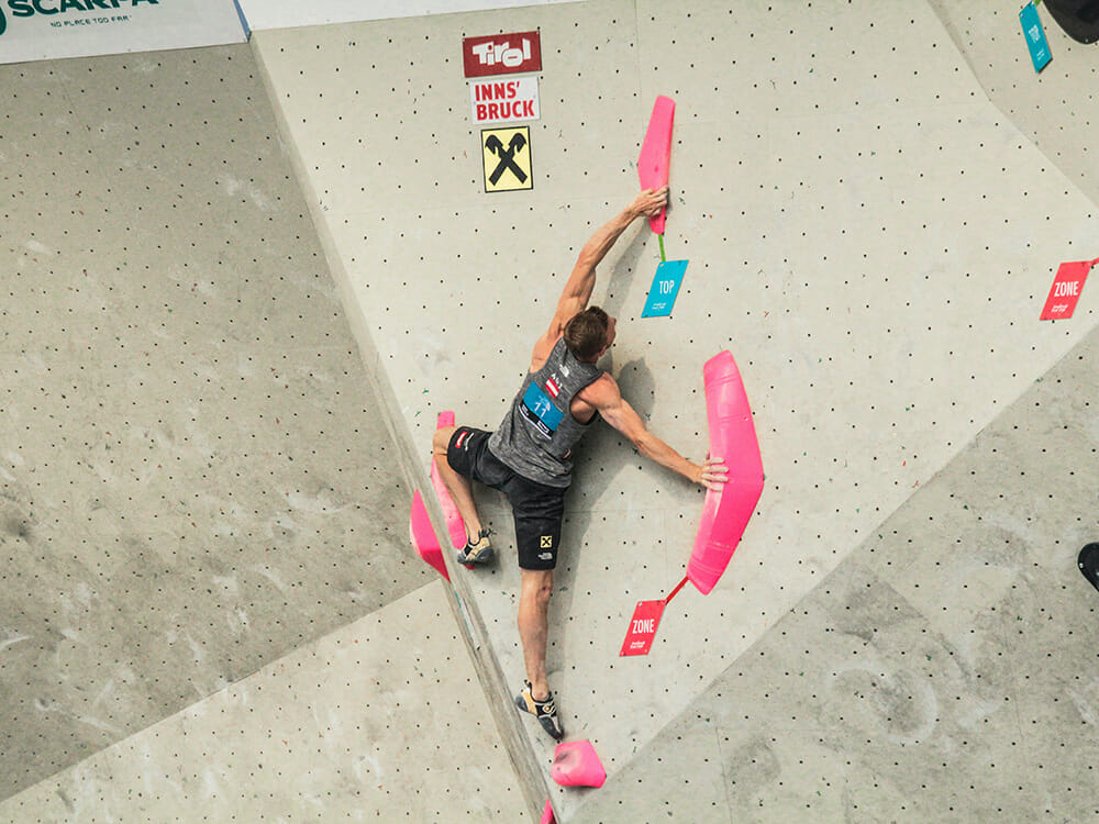 Kletterer an einer Boulderwand