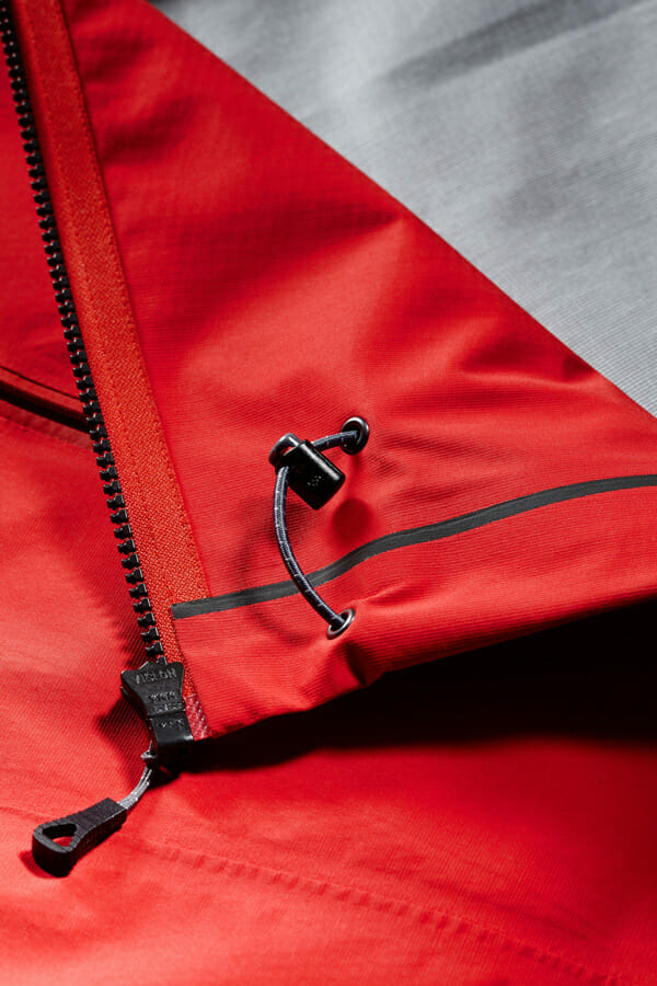 Rote Jacke mit kaputtem Reißverschluss