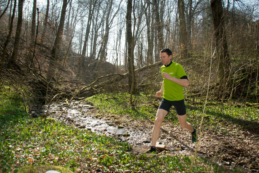 Mann betreibt Trailrunning im Wald