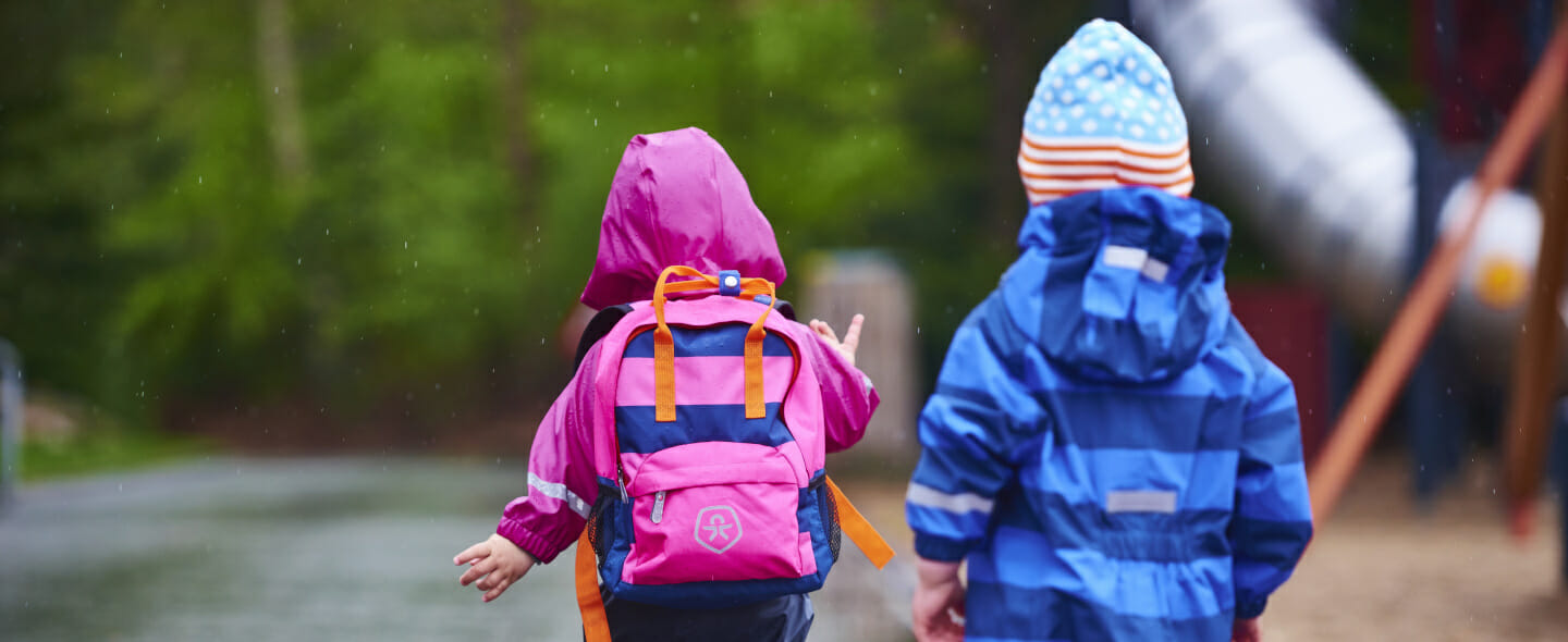 Kinder spielen im Regen