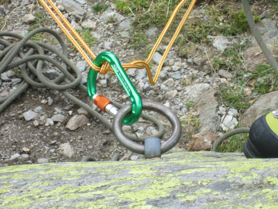 Verbundhaken kannst du mithilfe eines Karabiners testen