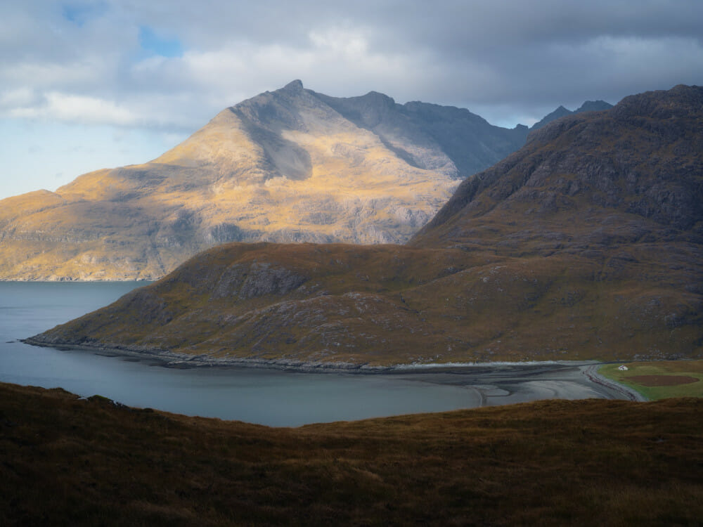 Dunkle Wolken sind über der Isle of Skye in Schottland keine Seltenheit.