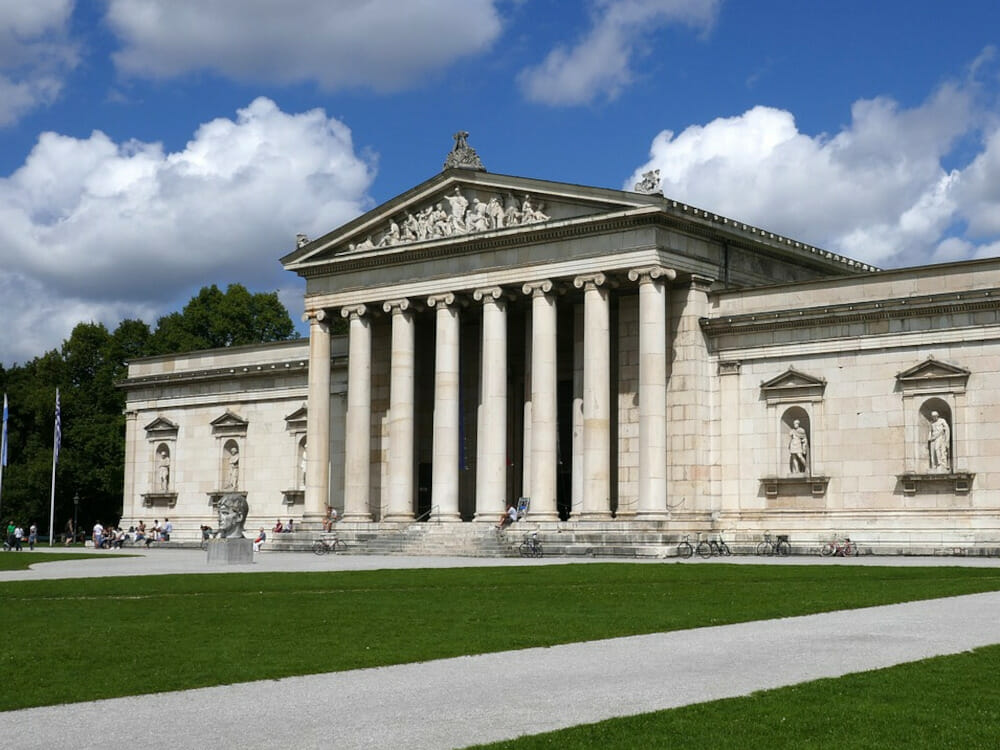 Der Königsplatz befindet sich zwischen Museen mit antiker Kunst.