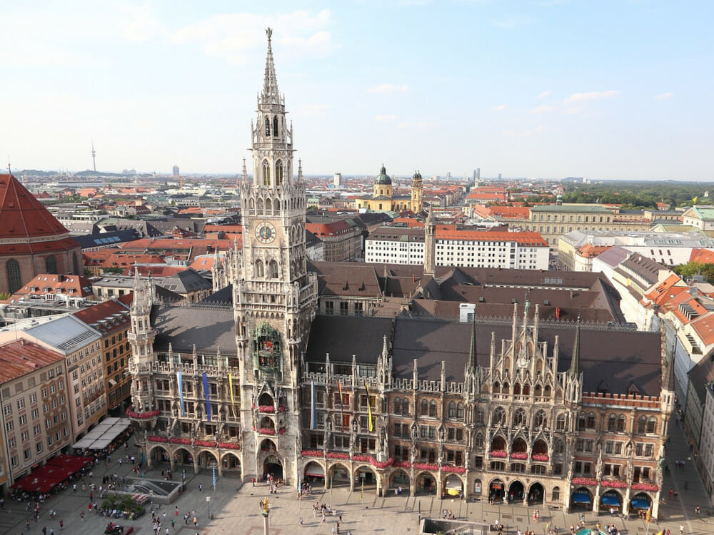 Der Marienplatz ist das Zentrum Münchens und Du findest rundherum allerhand Sehenswürdigkeiten.