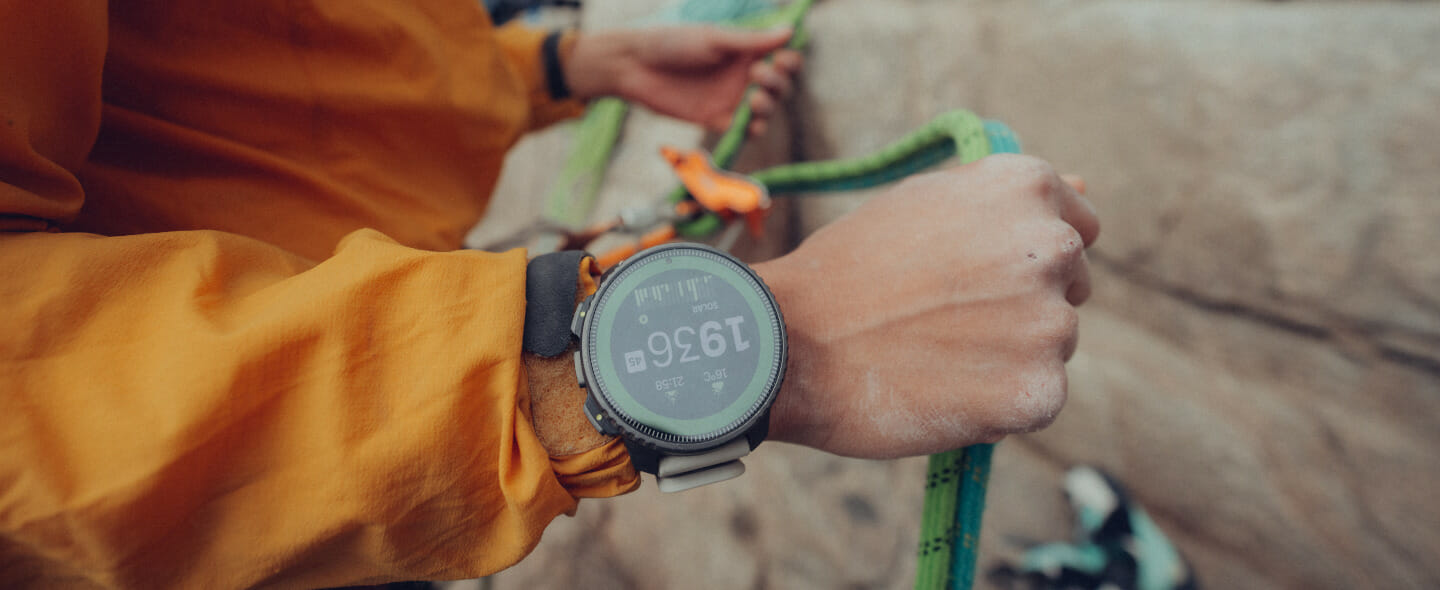 Die neue Suunto Vertical mit Solarladung am Handgelenk einer Kletterin.