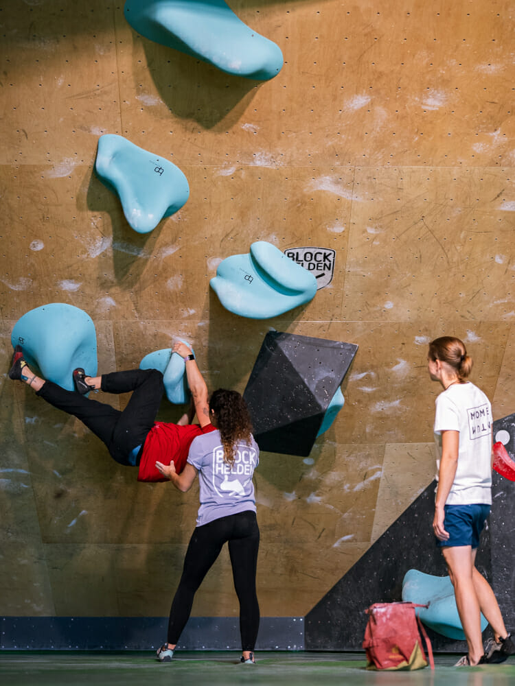 Die Halle bietet für Profis, Einsteiger und Kinder tolle Boulder.