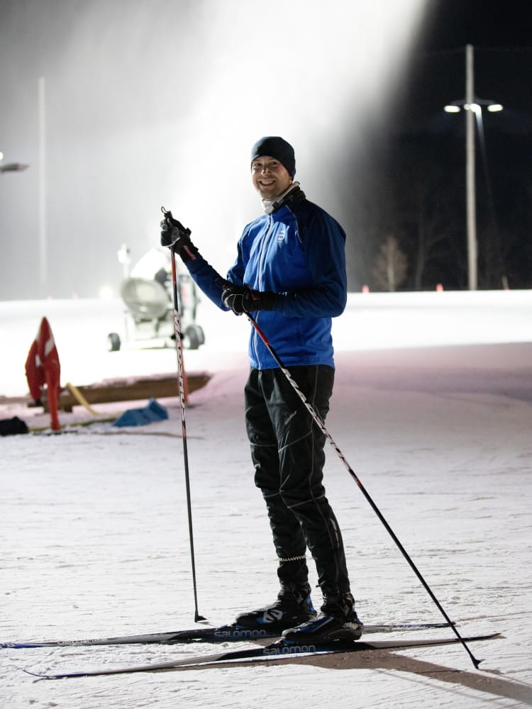 Im Stand sollte sich unter den Ski eine Lücke zum Boden abzeichnen.