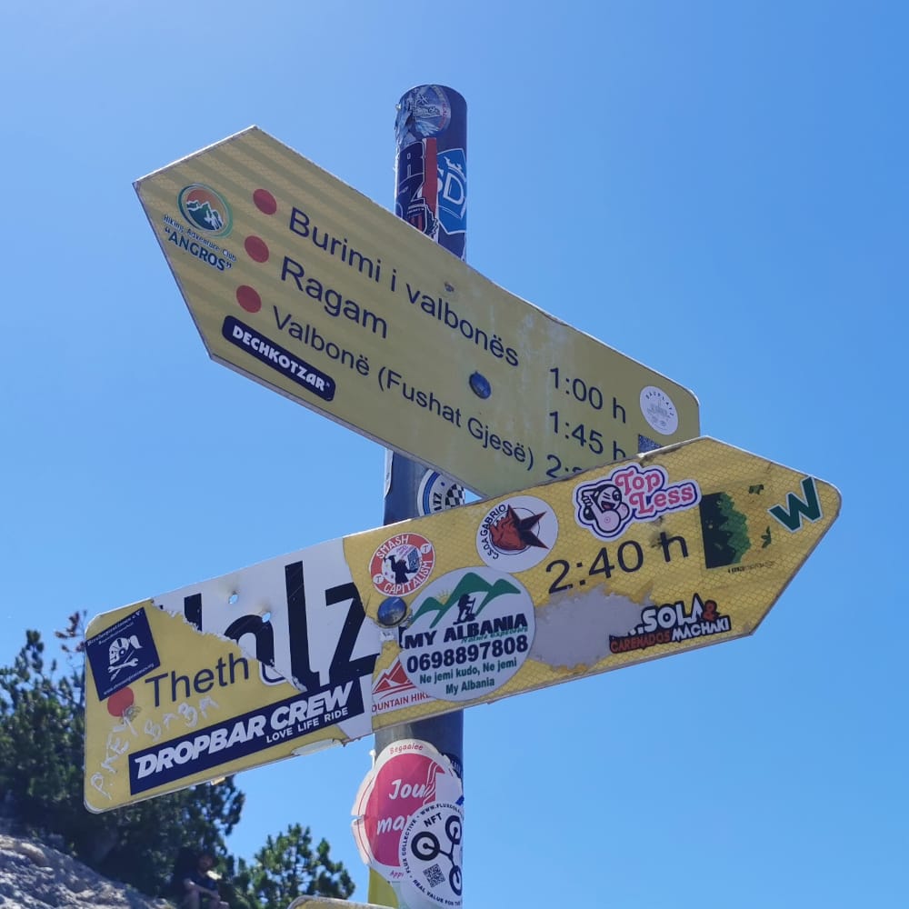 Der Weg auf den Peaks of Balkans ist gut ausgeschildert - mal mit zusätzlichen Wegweisern, immer durch farbige Markierungen.
Bild: Stephan Bernau