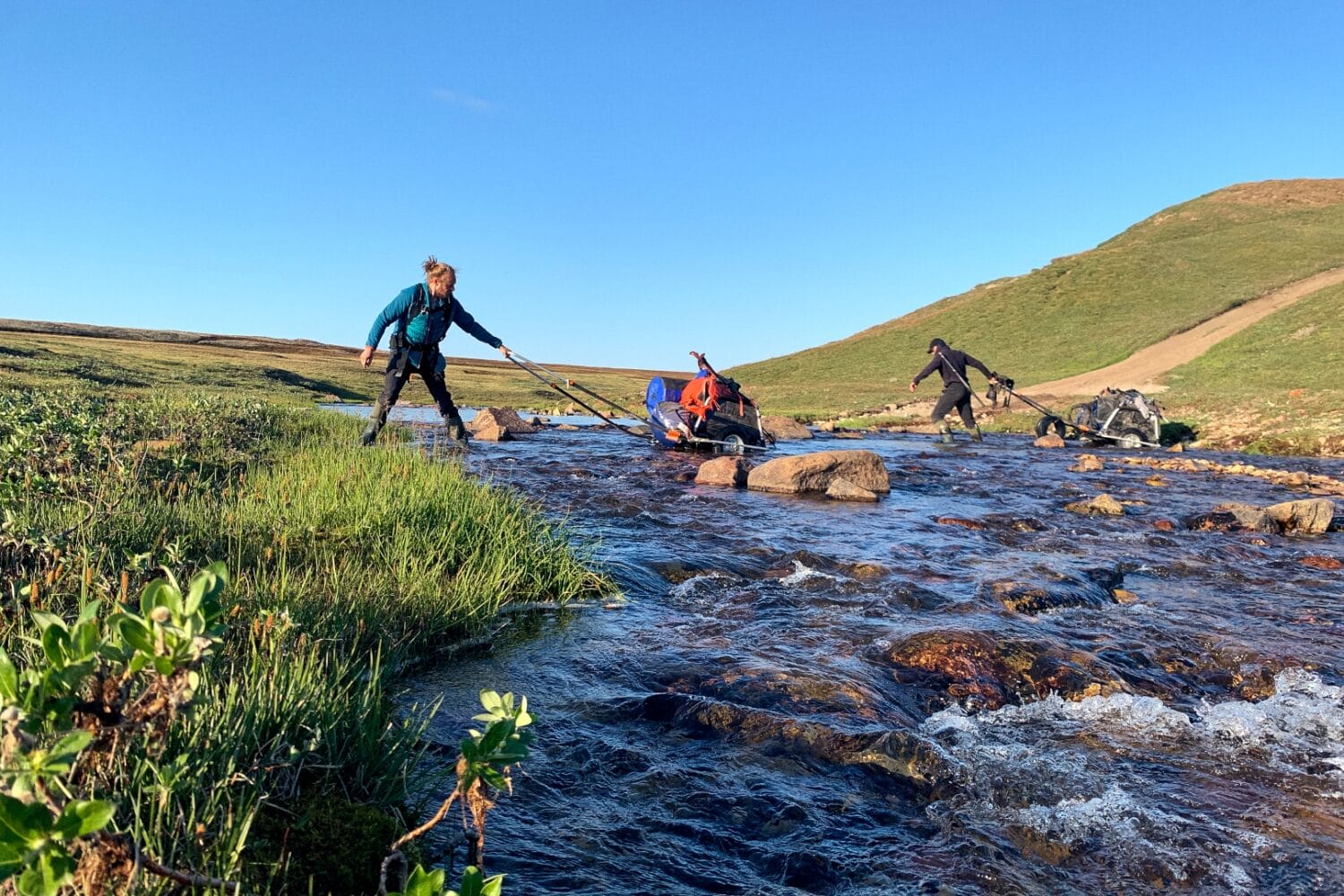 Flussüberquerung mit den Wanderwägen auf Victoria Island