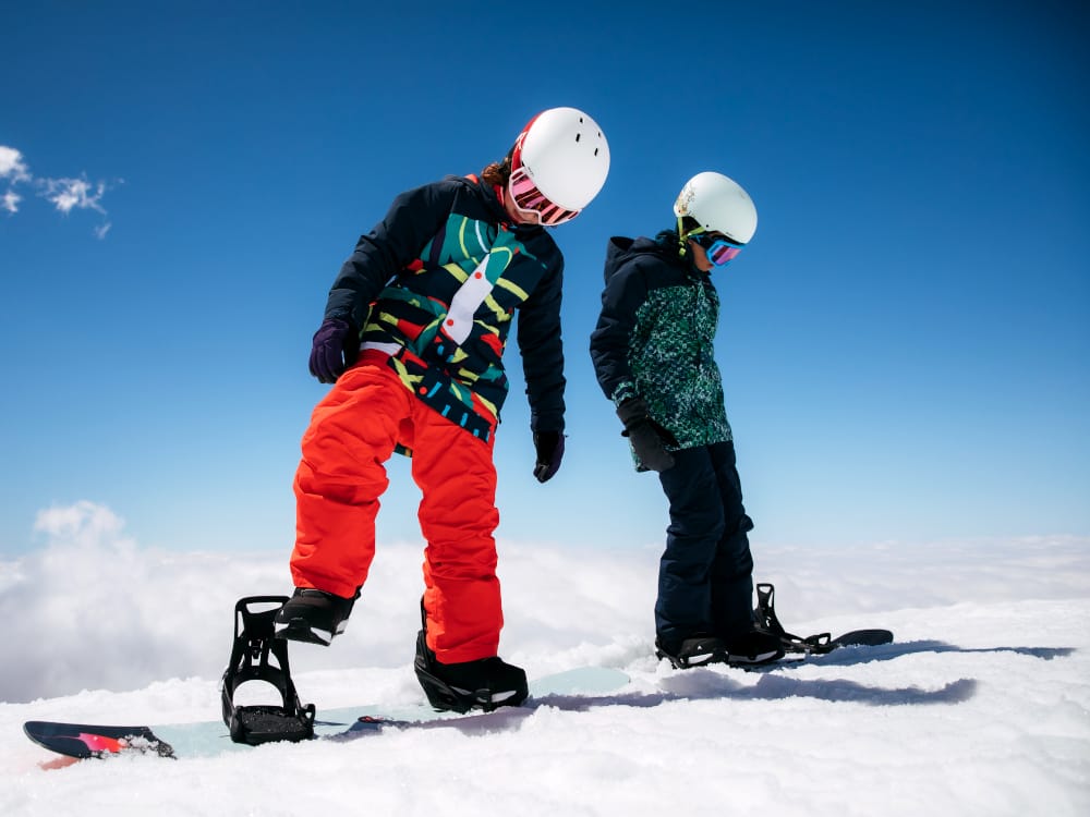 Die richtige Bekleidung verhindert das Eindringen von Schnee beim Snowboarden.
