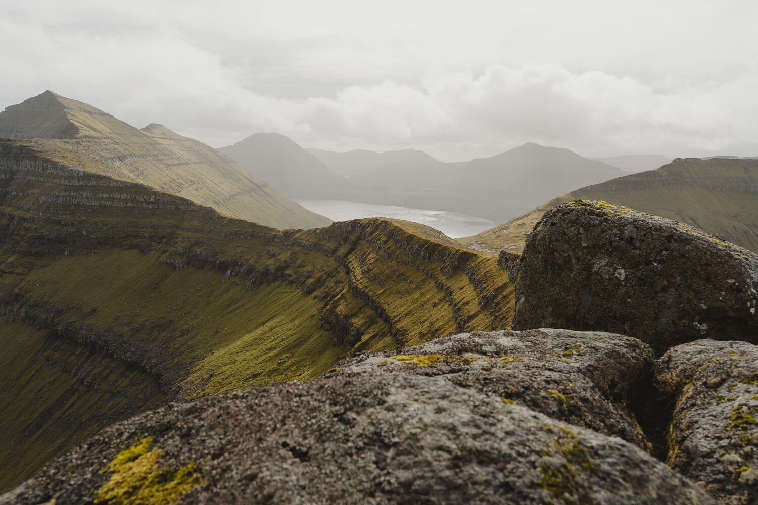 Blick auf Berge und Buchten vom Aussichtspunkt Altarið