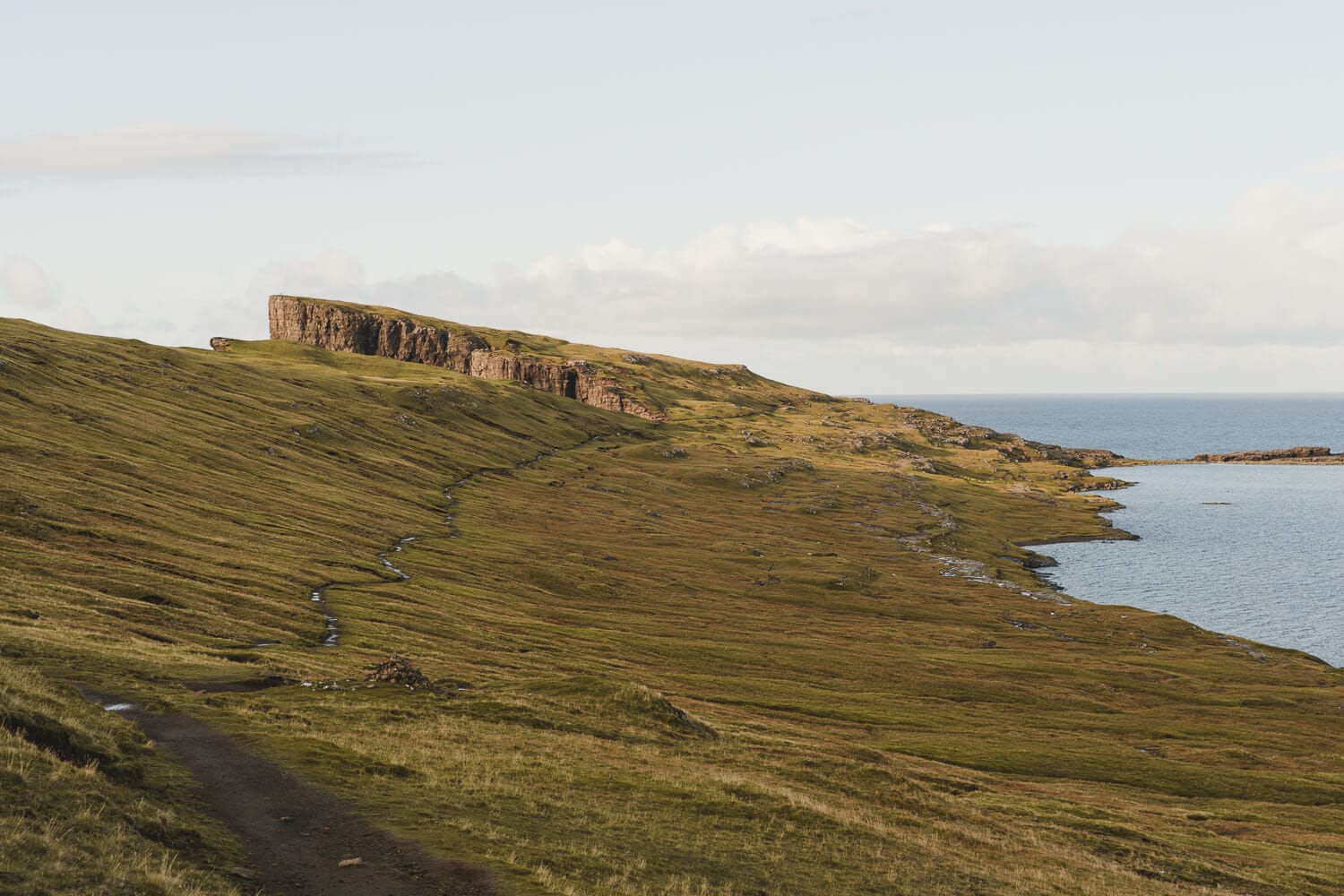 Wanderweg am Sørvágsvatn See