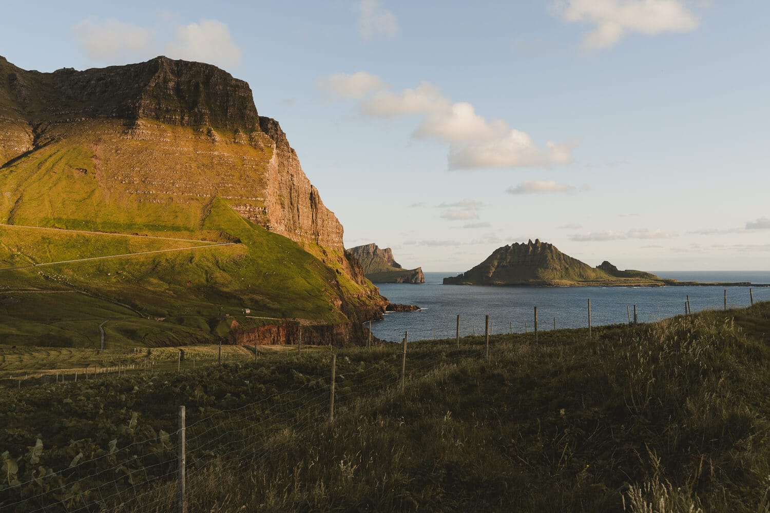 Blick von Gasadalur auf Tindholmur