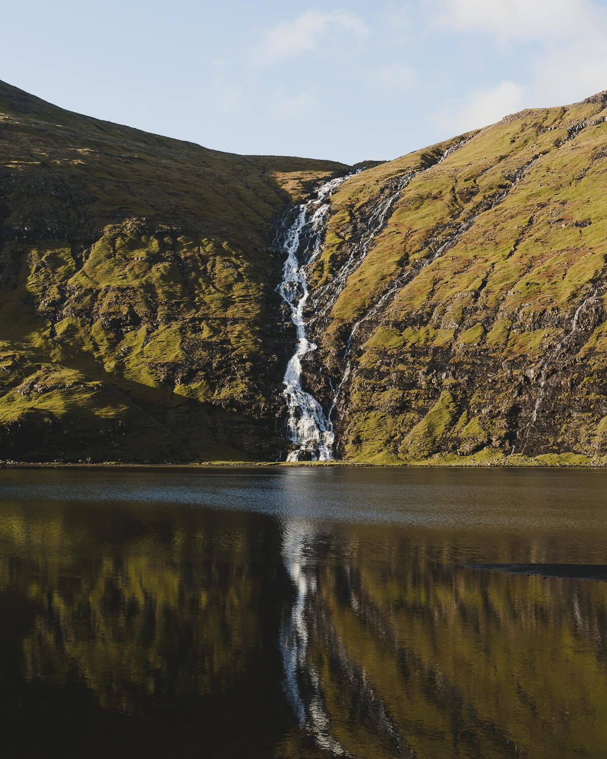 Wasserfall am Strand von Saksun