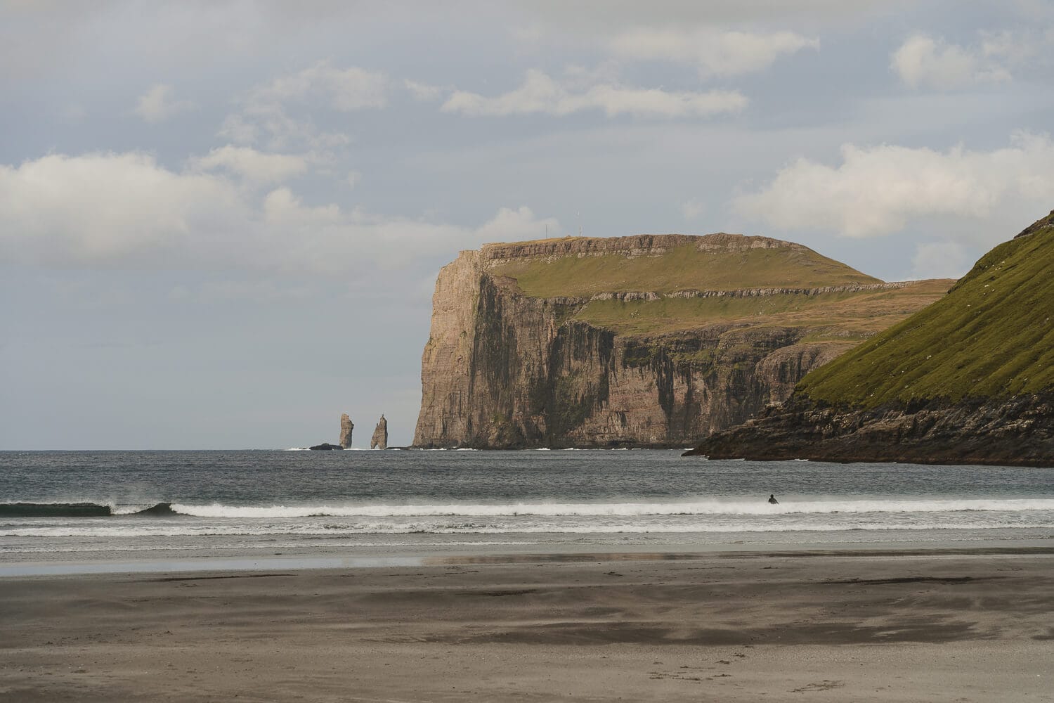Blick auf Risin og Kellingin vom Strand von Tjørnuvík