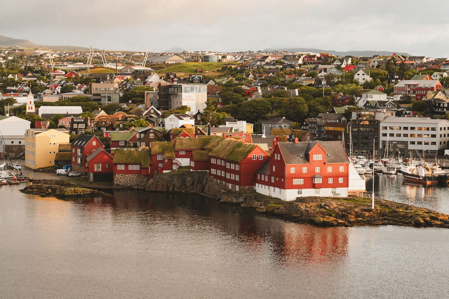 Blick auf Tinganes Regierungsviertel in Torshavn