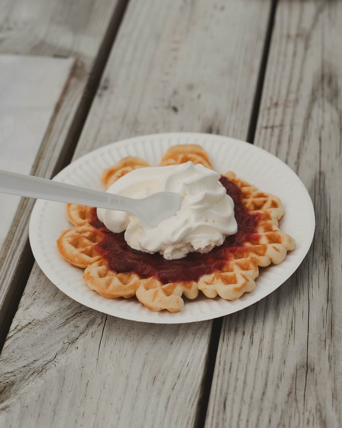 Waffeln mit Sahne und Rhabarbermarmelade