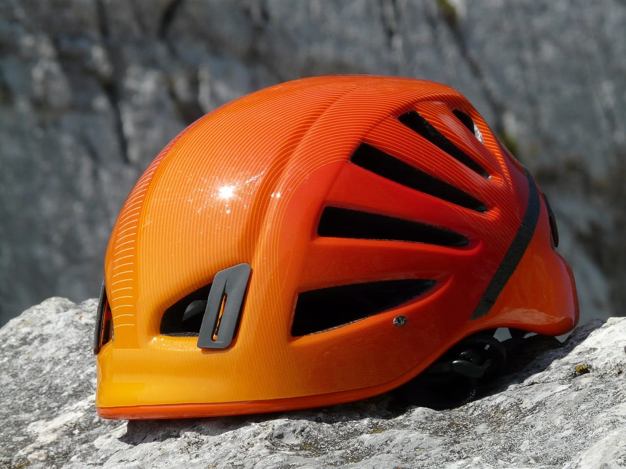 Orangener Schutzhelm auf einem Stein liegend