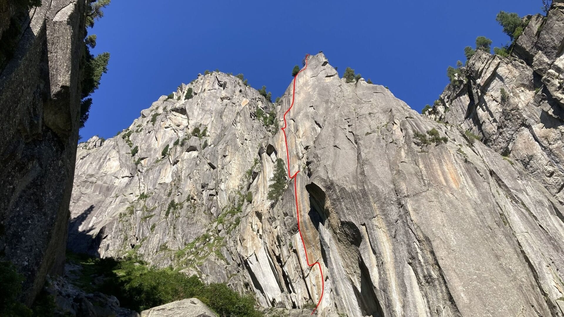 Die tollen Wände im Sektor Mittlerer Höhenberg, Voralptal mit der Route Golden Spire. Foto F. Miller