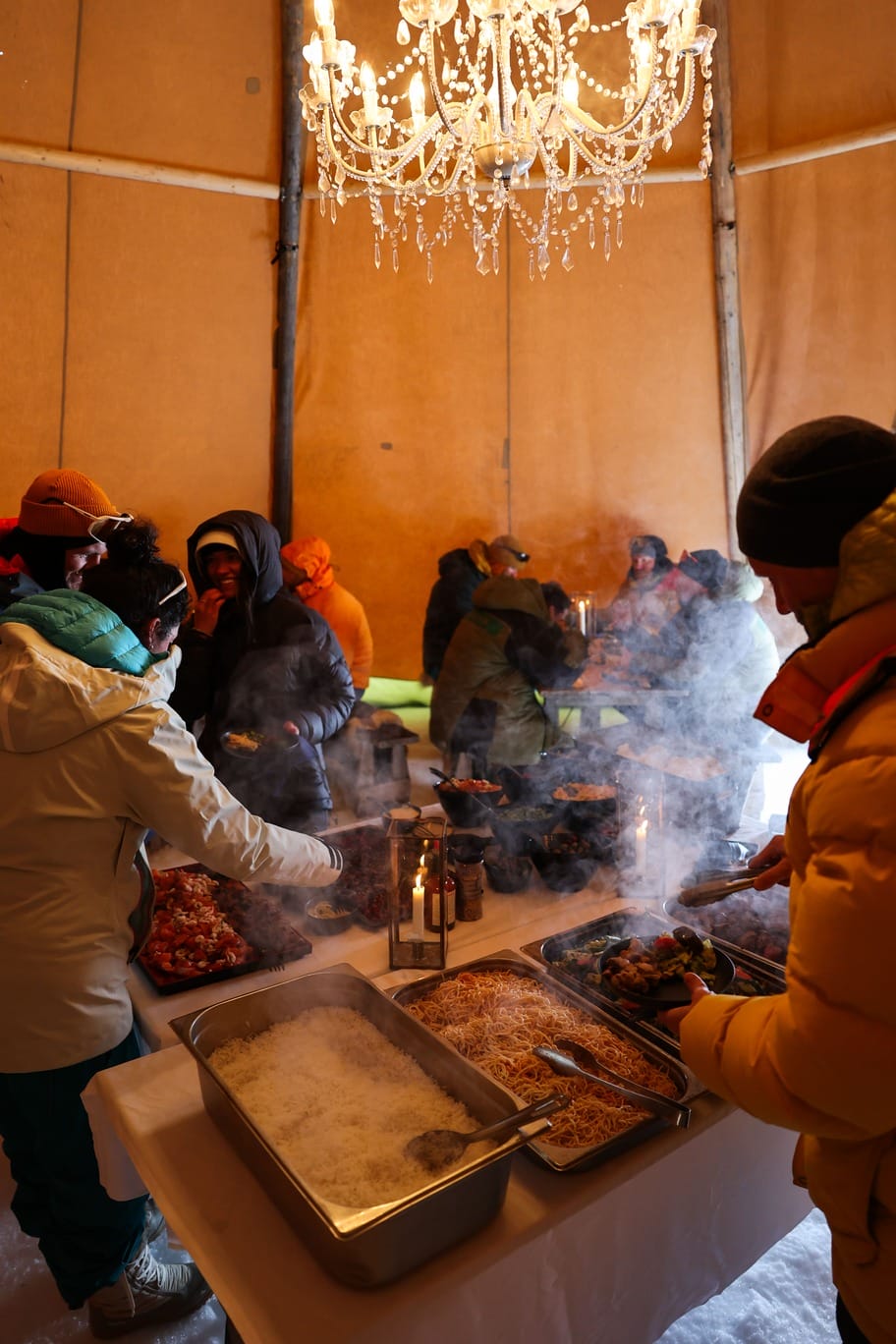 Großes Buffet im Zelt