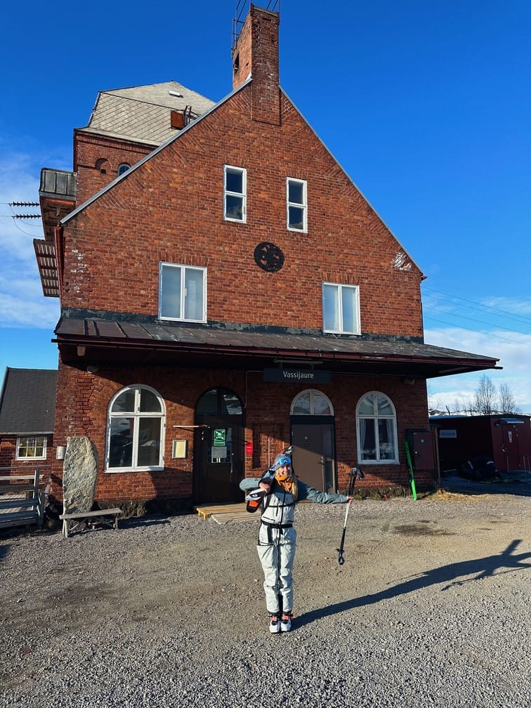 Bahnhof von Vassijaure. Hier startete das Skicamp von Haglöfs