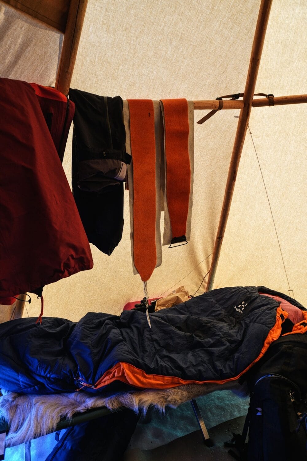 Schlafplatz im Zelt mit Rentierfell und Schlafsack