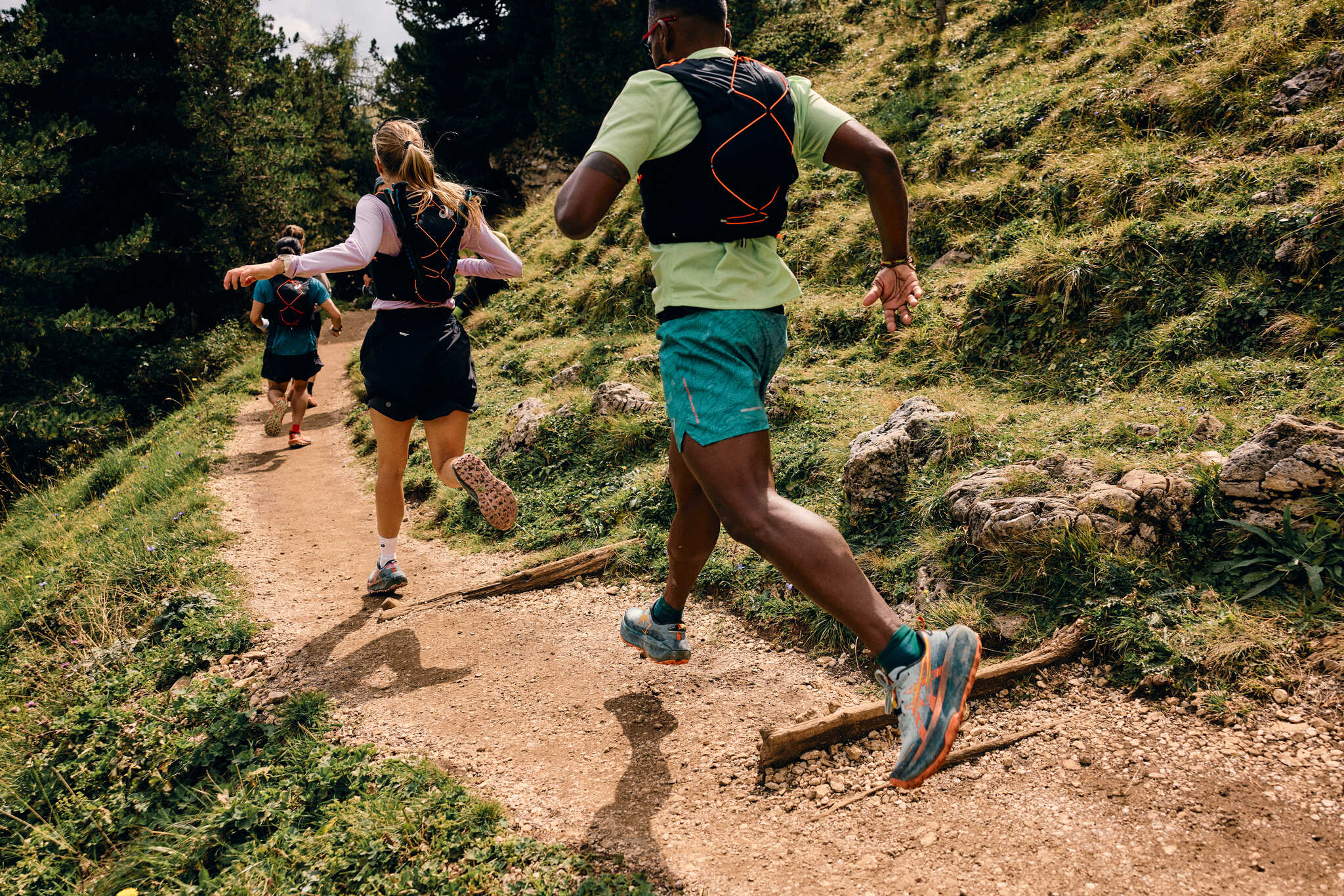 Gruppe läuft auf einem Trail