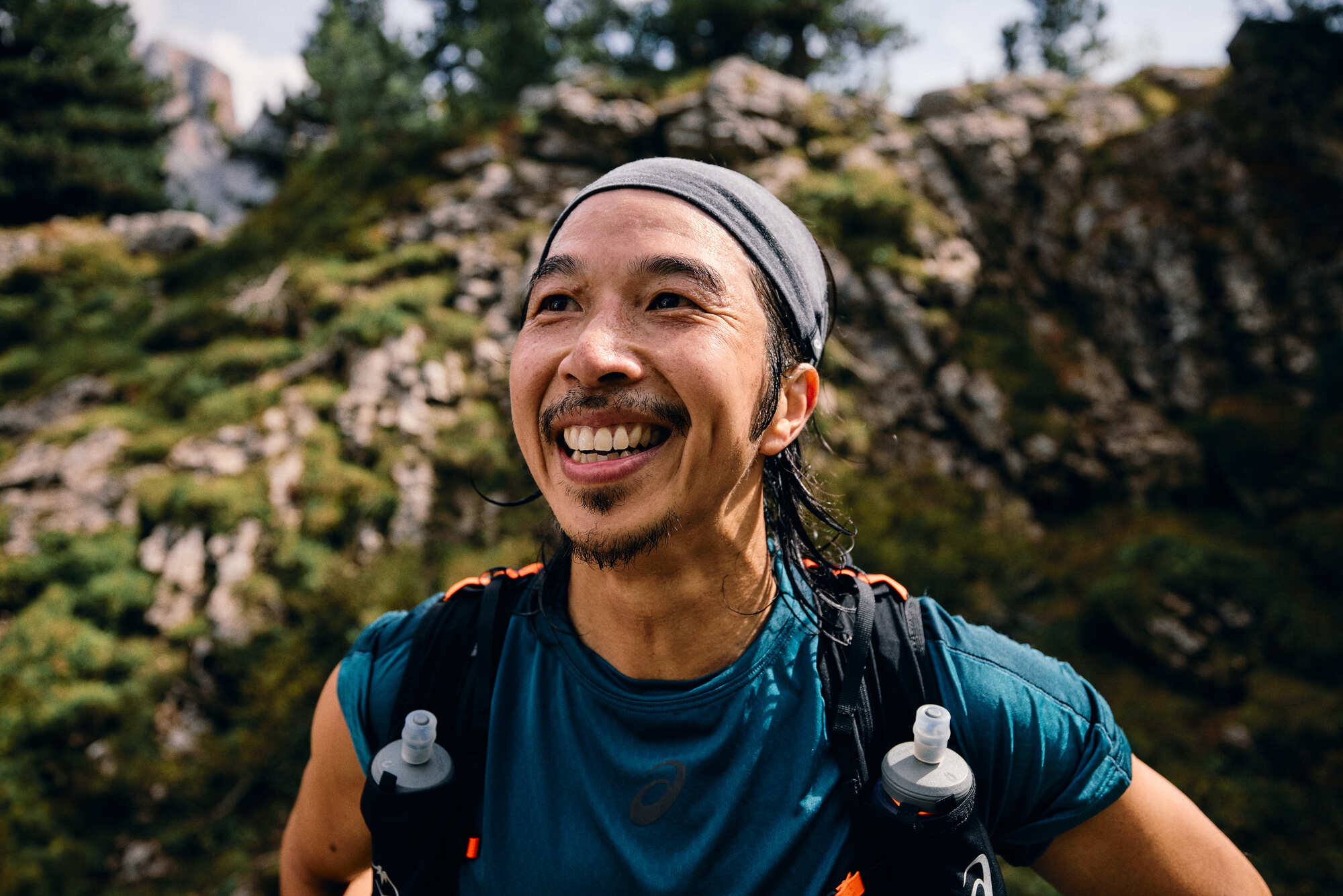 Trailrunner lächelt nach einem Run