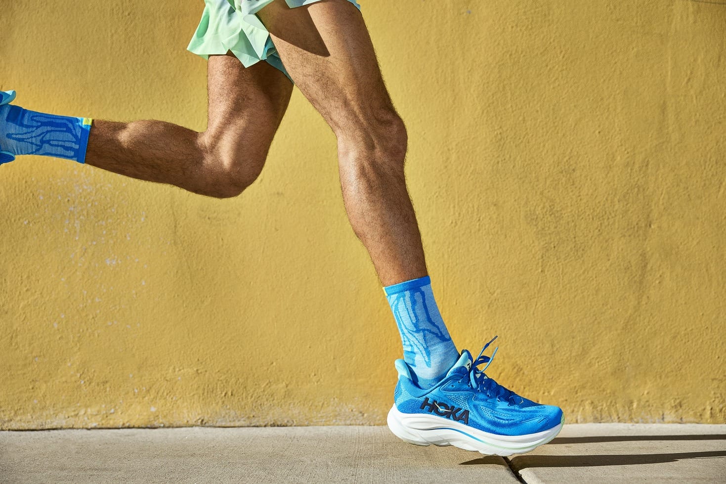 Mann joggt auf einem Gehweg