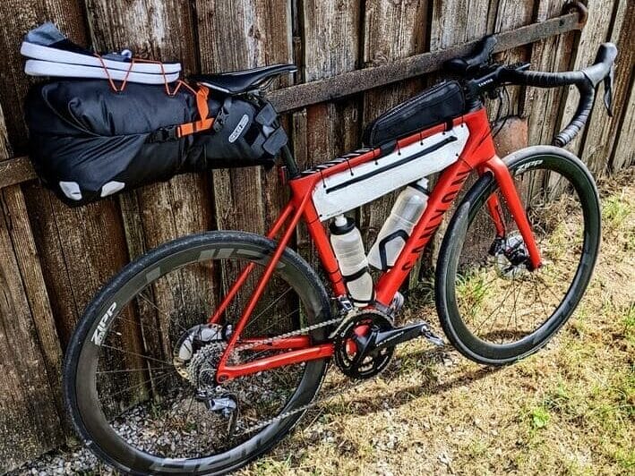 Rotes Rad mit schwarzer Arschrakete