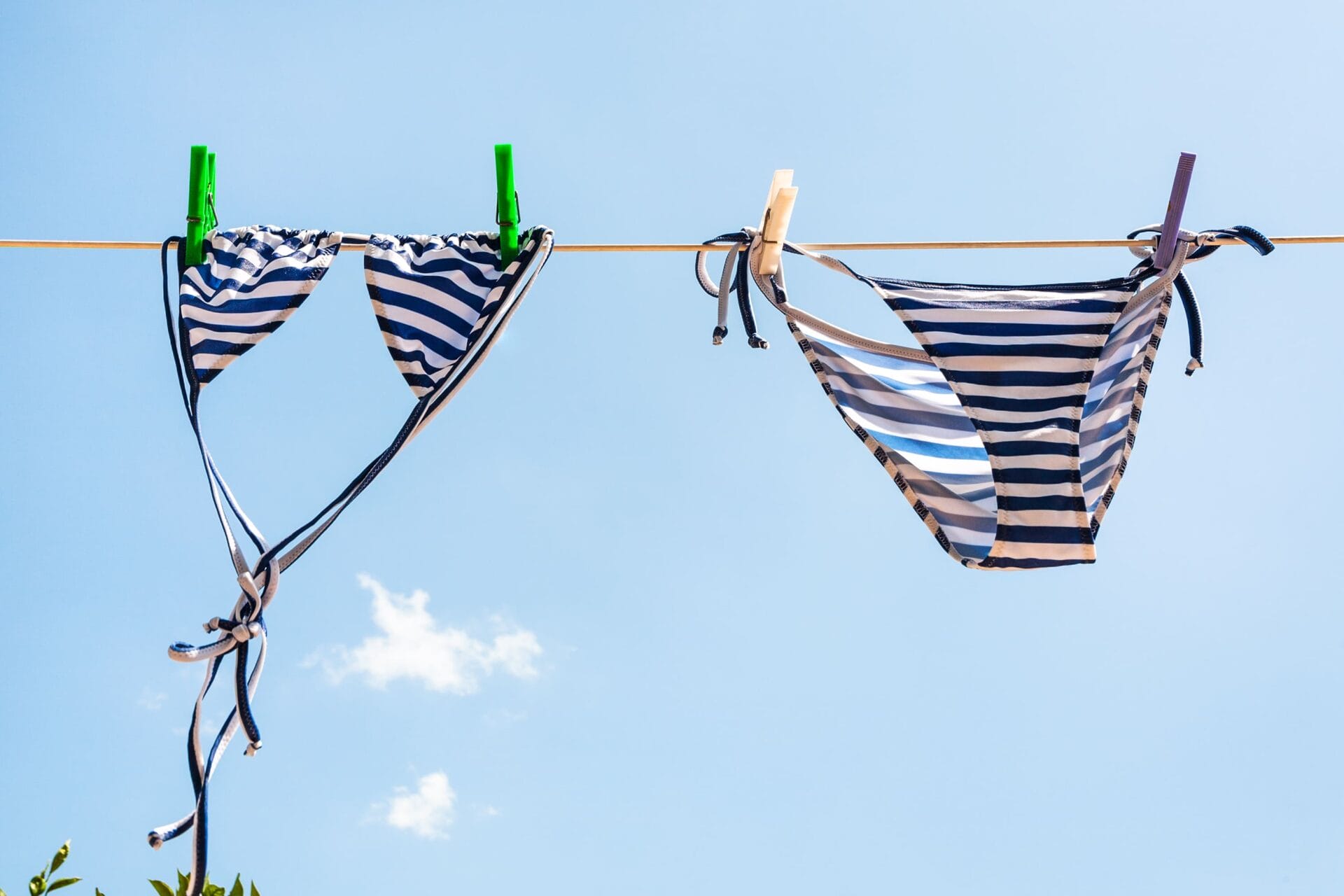 Ein Bikini trocknet auf der Wäscheleine