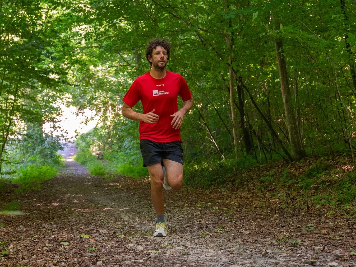 Dominik läuft auf einem Waldweg mit dem Cloudultra Pro
