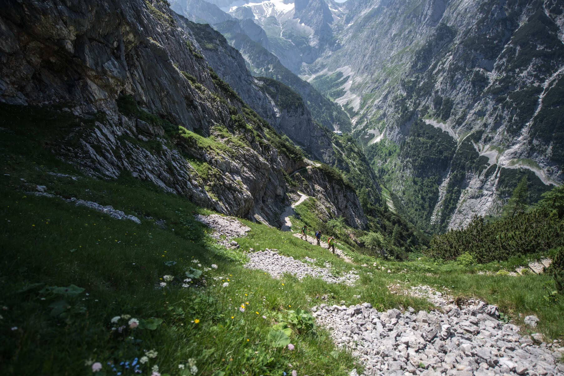 Roter Wanderweg in den Bergen