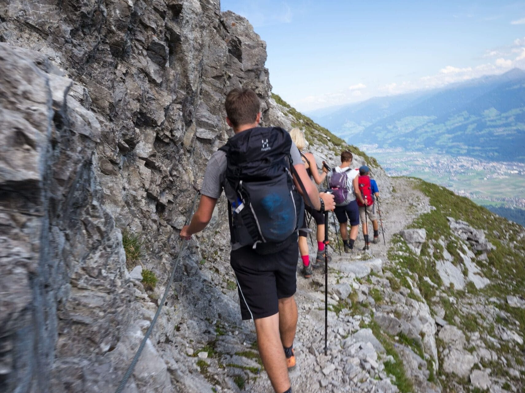 Schwarzer Wanderweg Bergwanderung.