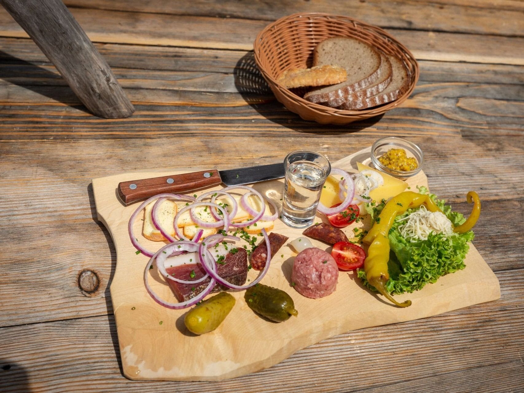Zünftige Brotzeit auf einer Alm.