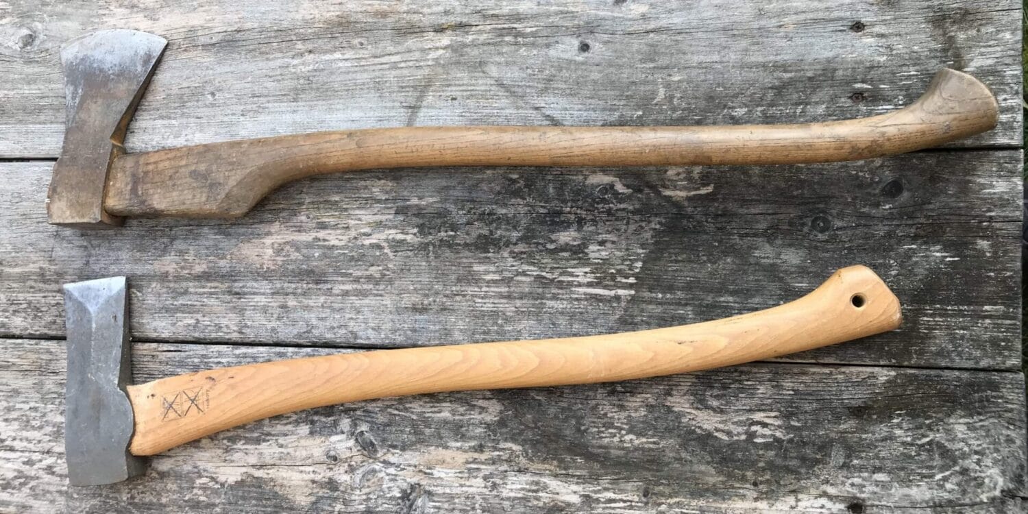 Universal- und Spaltaxt: Hier die zwei gängigsten Axt-Typen im direkten Vergleich. Man sieht den kürzeren, kompakten aber breiteren Axtkopf der Spaltaxt, der das Holz besser auseinandertreibt, und die längere, rundere Schneide der Universalaxt.