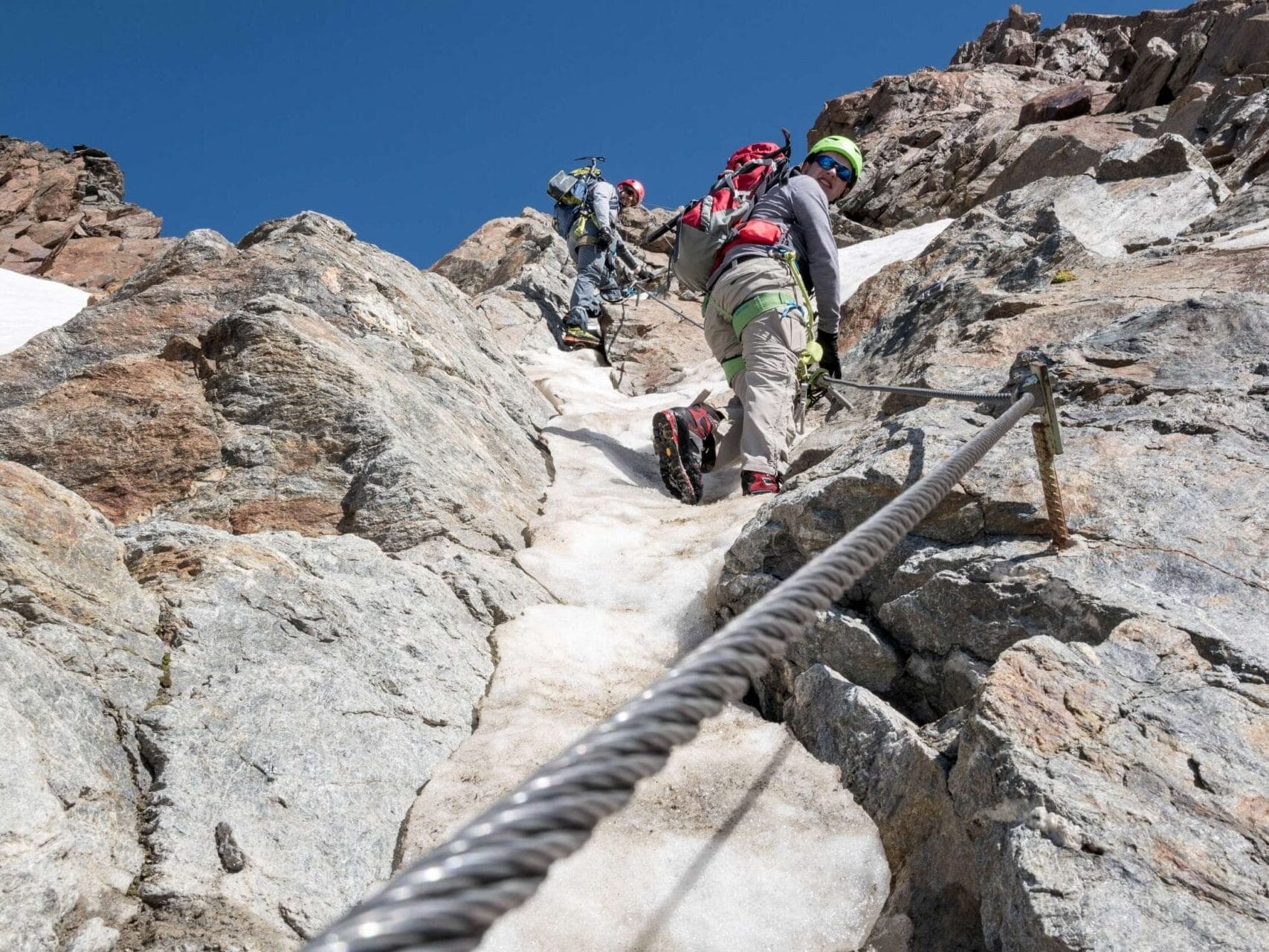 Felsiger Anstieg mit Bergsteigern und Kletterausrüstung auf das Mitterkarjoch