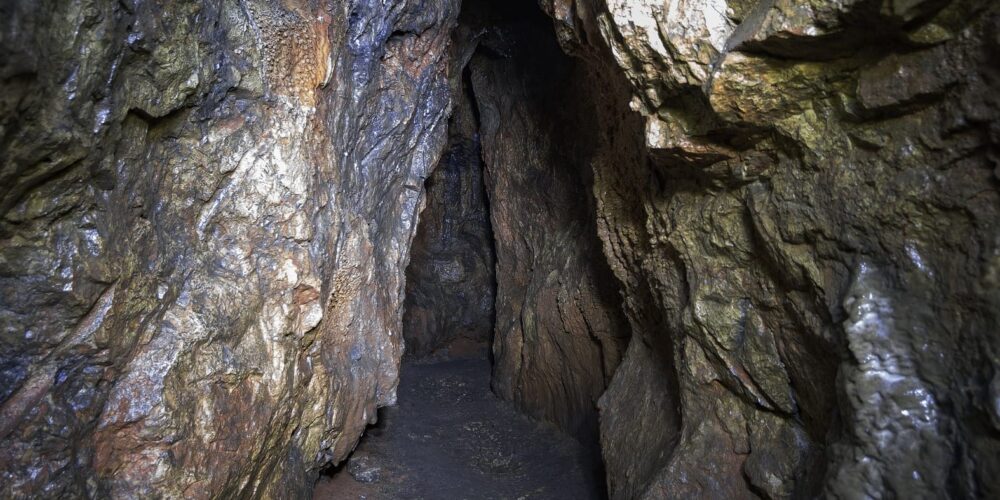 Caving enge Höhle
